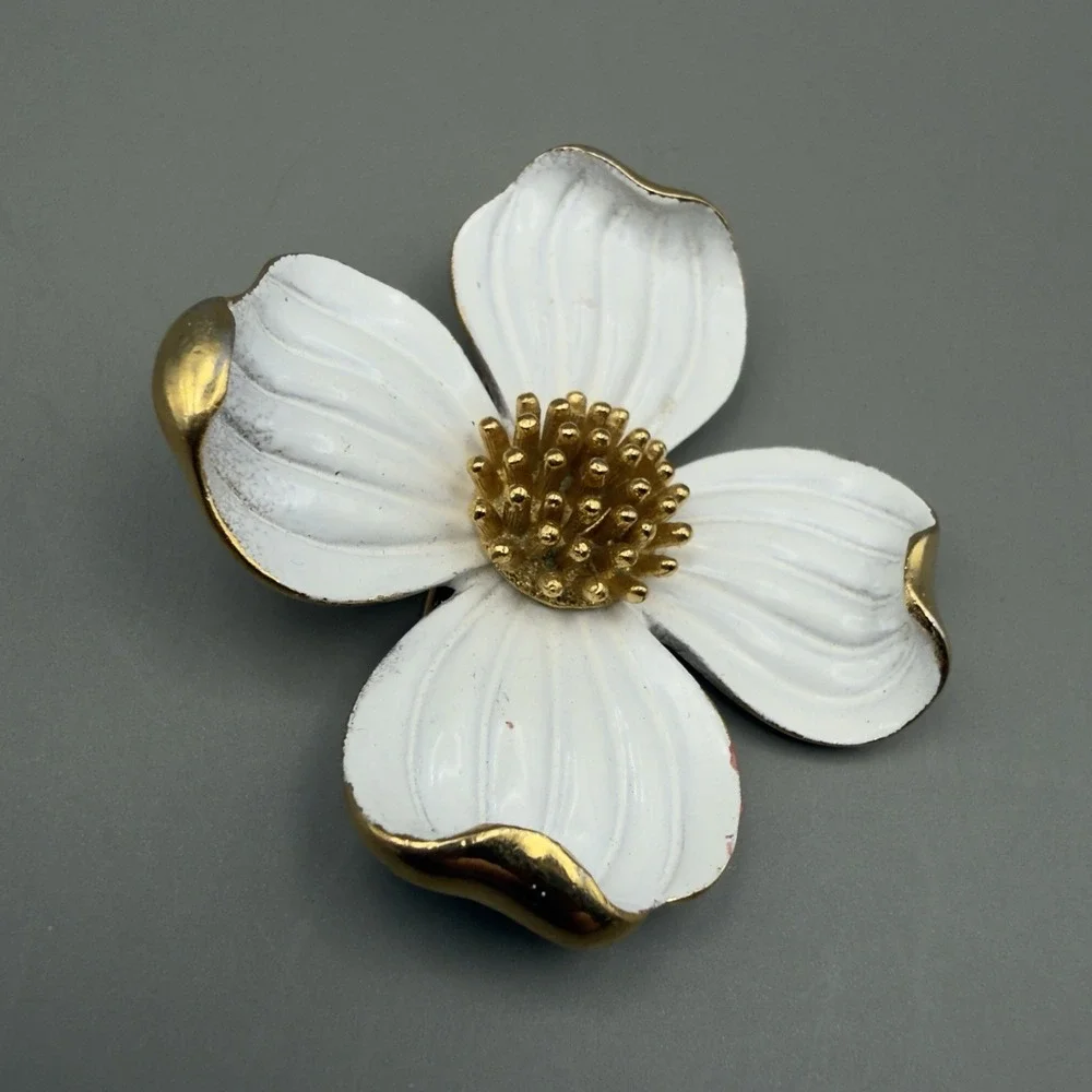 Vintage Trifari White Enamel Dogwood Flower Brooch Gold Tone Floral Pin Signed